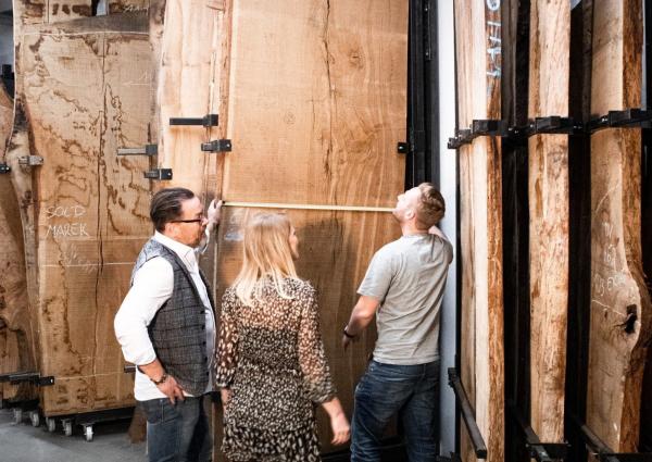 Die Faszination handgefertigter Holz-Tisch-Unikate - vom Baumstamm zum Meisterwerk