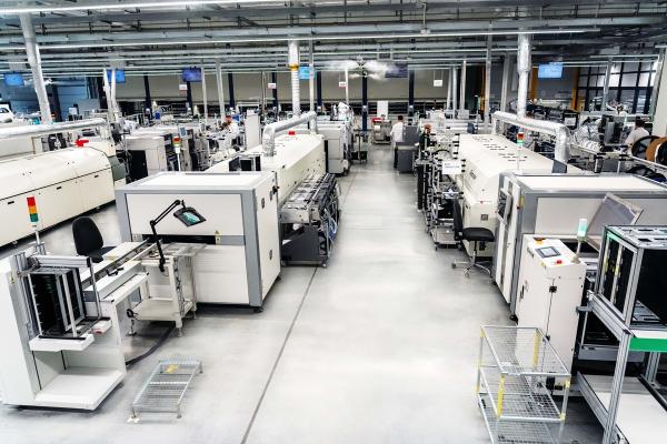 Fideltronik schafft mit iTAC Echtzeit-Transparenz über 25 Produktionslinien