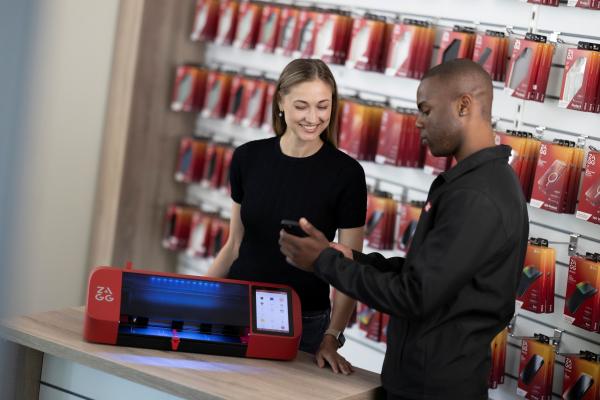 Mehr Nachhaltigkeit im Einzelhandel: ZAGG On Demand reduziert Verpackungsabfälle von Displayschutzfolien um bis zu 96 %