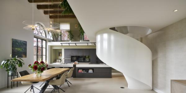 Treppen als verbindendes Element: Transformation eines historischen Klinikbaus in zeitgemäßen Wohnraum