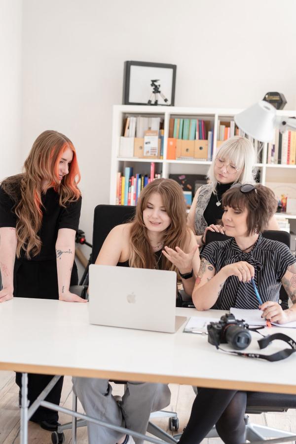 Ganzheitliche Full-Service-Marketinglösungen für nachhaltiges Wachstum in KMU und Start-ups