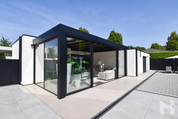 AVEL-Systemtechnik GmbH  präsentiert Qubus Dach: Terrassenüberdachung ohne sichtbare Neigung in Kubus-Optik