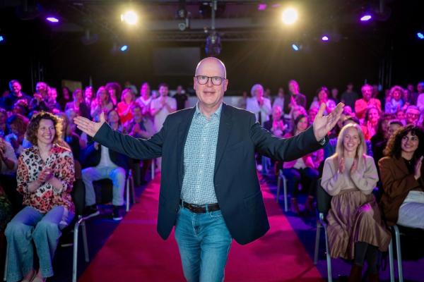 Starke Bühnenpräsenz in Mastershausen: Burkhard Knipschild fesselt Publikum mit Tiefenwirkung