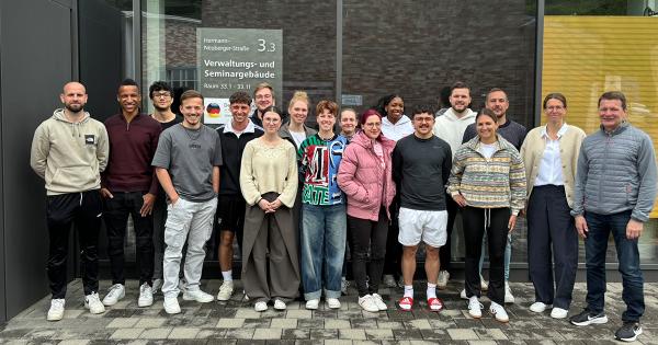 Erste Absolventinnen und Absolventen im Studiengang Sport- und Bewegungstherapie an der DHfPG