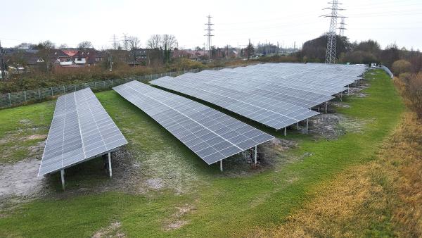 Norden-Frisia nimmt Freiflächen-Photovoltaikanlage in Betrieb