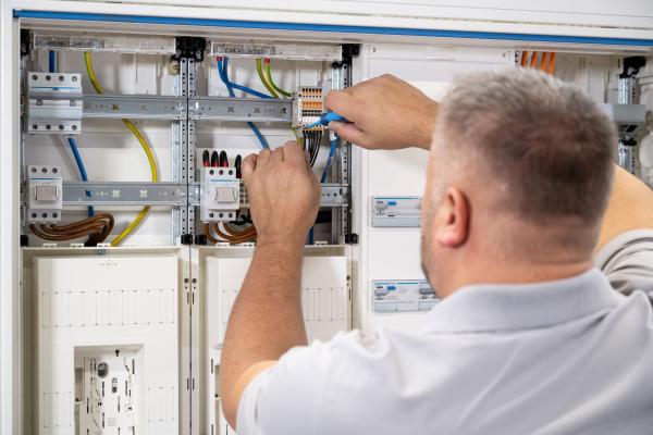 Alte Elektroanlage, neue Anforderungen: Wann Hausbesitzer ihre Elektroanlage modernisieren sollten