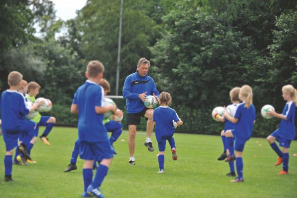 Manni Kaltz-Fußballschule startet am 6. Juli 2026 am Weissenhäuser Strand