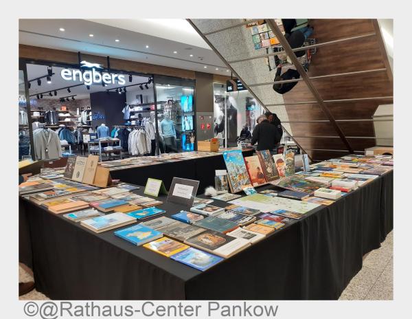 Sommerzeit ist Lesezeit: Rathaus-Center Pankow schafft Platz in der Ladenstraße für das traditionsreiche Antiquariat Thomas Döring