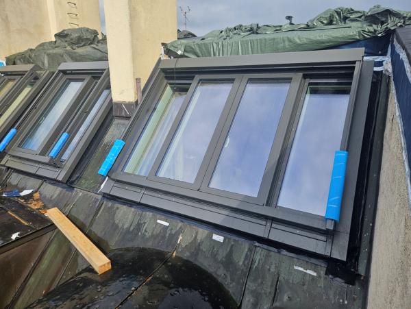 Dachschiebefenster statt Gaube:  Maßgeschneiderte Lösung für den Dachspitz-Ausbau im Sinne des Denkmalschutzes