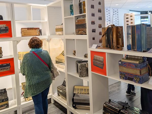 &bdquo;600 Akkordeons. Eure Geschichten. Unser Berlin.&ldquo; &ndash; Die ungewöhnliche Ausstellung zu Gast im Rathaus-Center Pankow