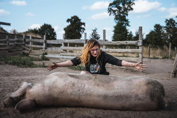 ANINOVA-Stiftung fördert neuen Stall für gerettete Tiere auf dem VidaHof in Kleve (NRW) 