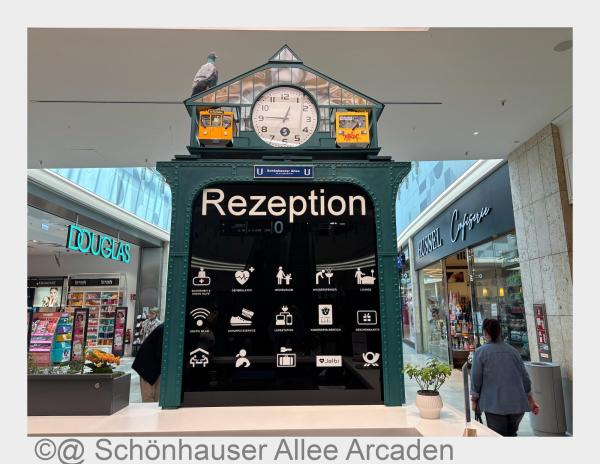 Ein Blick auf die Uhr &ndash; und auf Berlin: Berliner Street Artists verwandeln die Kundeninformation der Schönhauser Allee Arcaden