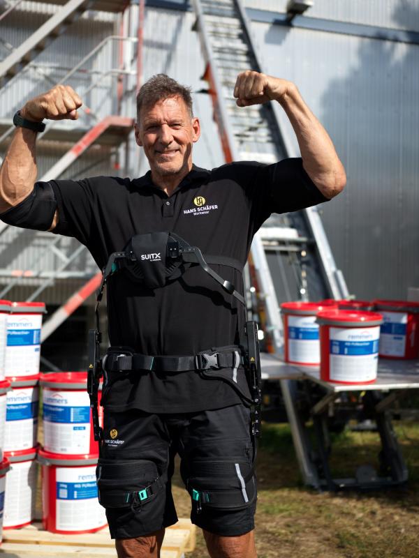 Vom "Gladiator" zum "Super-Handwerker": Ralf Moeller für "Motivation Handwerk" mit Exoskelett auf dem Dach