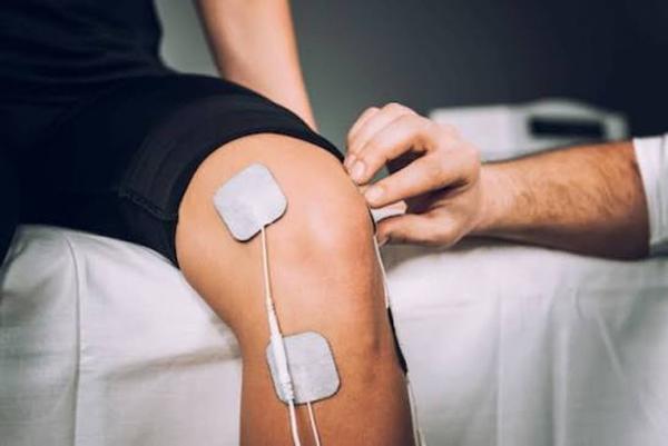Revimed: TENS Gerät auf Rezept oder zum Kauf - nicht-medikamentöse Schmerztherapie für zuhause