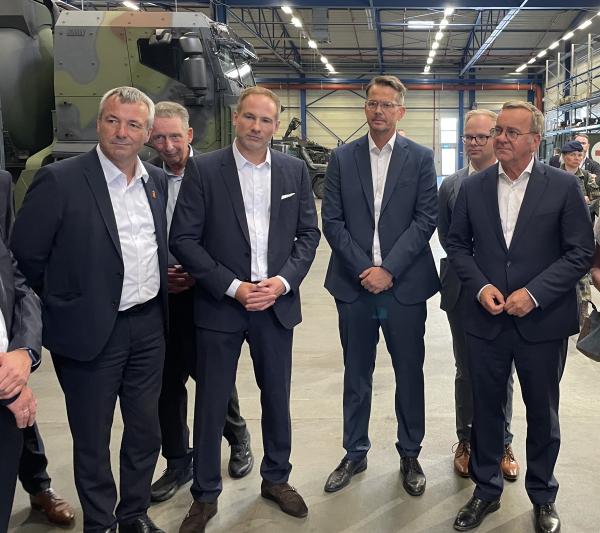 Bundesverteidigungsminister Pistorius zu Besuch bei der DIRKS Group