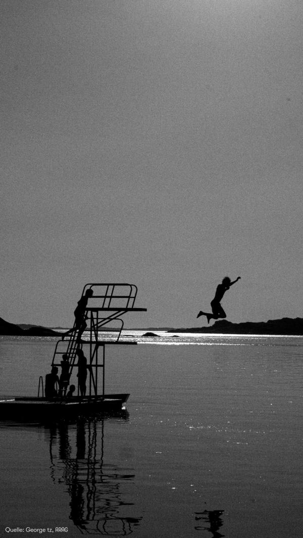 Sicher ins Wasser: Was Eltern und Schwimmer wissen sollten