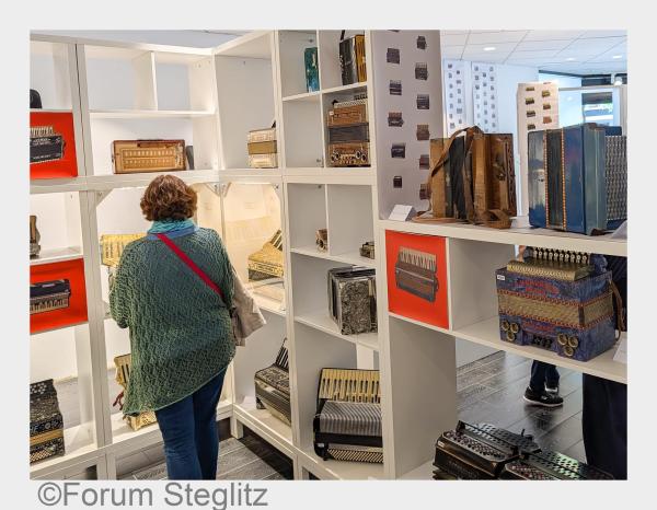 Wanderausstellung &bdquo;600 Akkordeons&ldquo; gastiert im Forum Steglitz