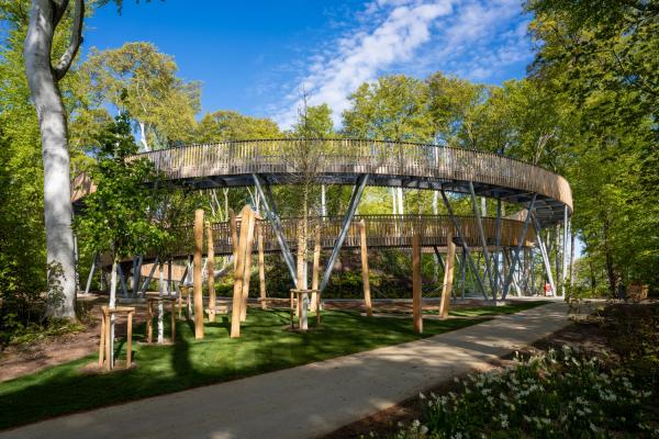Geh- und Radwegbrücke und der Waldtempel sorgen für beeindruckende Perspektiven auf den Kurpark