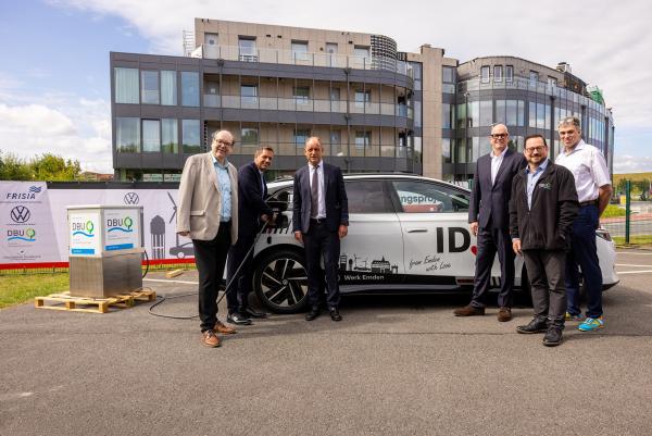 Parkende E-Autos laden die Norderney-Fähre