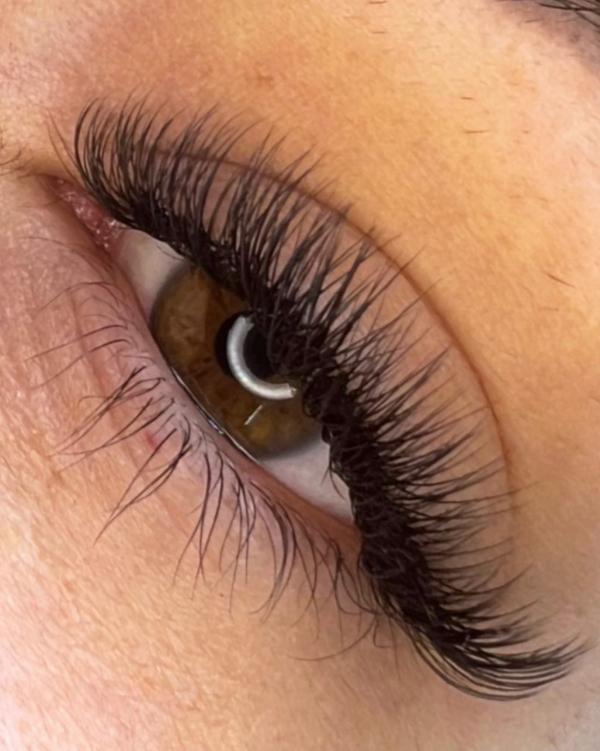 Wimpernverlängerung in Graz: Sarah Krasnic setzt auf persönliche Beratung und individuelle Lash Looks