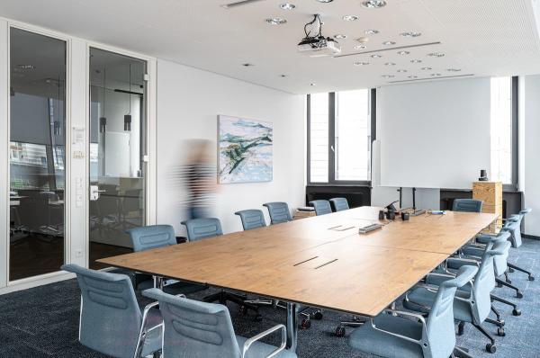 Schlechte Akustik im fertigen Büro: Wie sich Nachhall auch nachträglich reduzieren lässt