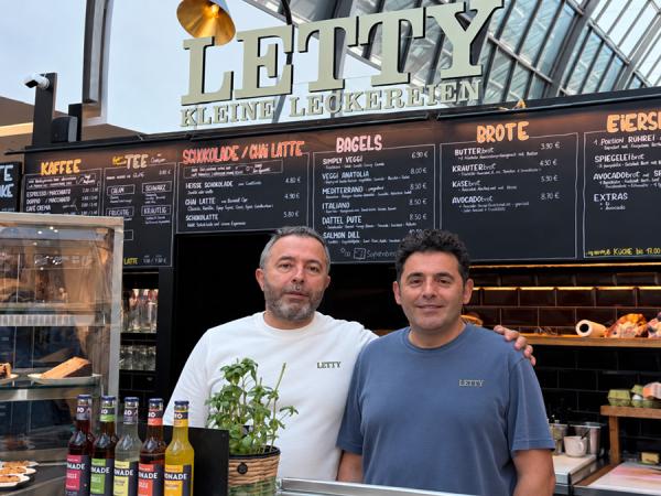 Zwei Brüder verbinden Caf&eacute; und Textilgeschäft