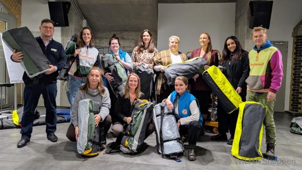 Wärme und Schutz für die kalte Jahreszeit: Sonae Sierra Shopping-Center übergeben Sheltersuits und Shelterbags an die Bahnhofsmission