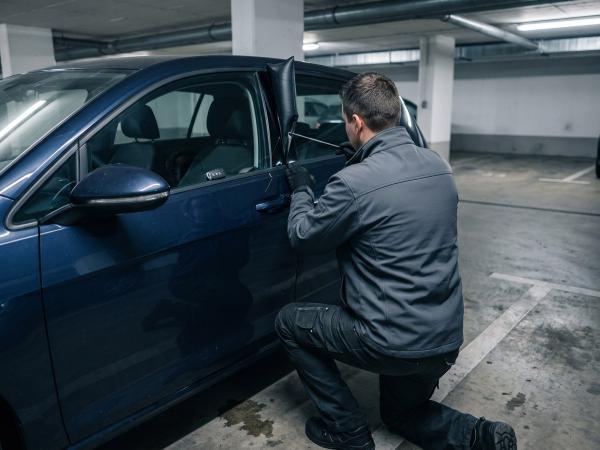 Autoöffnung ohne Beschädigung: Fahrzeugöffnung24 setzt in Wien auf Luftkeil statt Brecheisen