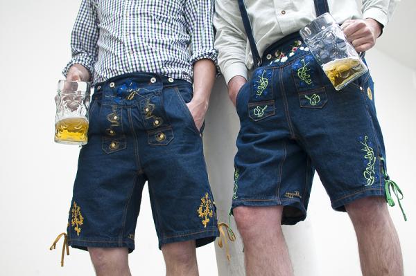 Junges Modelabel präsentiert Jeans in Lederhosenoptik