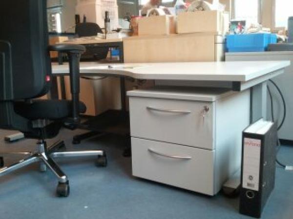Ergonomische Büroausstattung für Menschen mit Handicaps wie Kleinwuchs