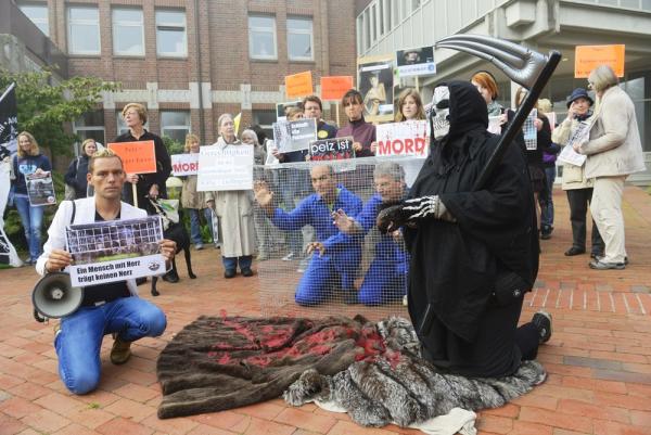 Arbeitskreis humaner Tierschutz demonstriert vor Verwaltungsgericht in Schleswig