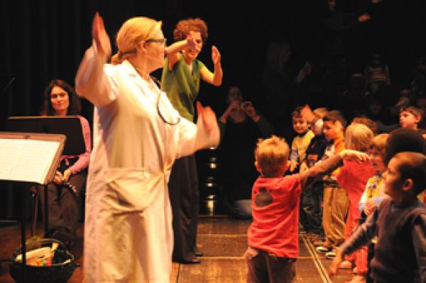 „Holzwurmgeschichten“ eröffnet mini.musiks Kinder-Konzertjahr 2013 im Münchner Gasteig