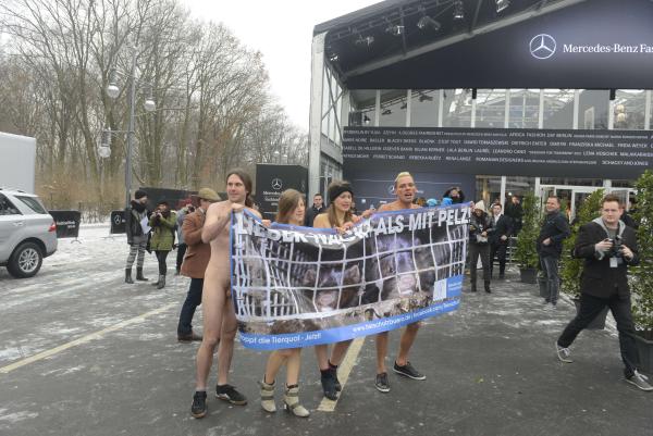 Deutsches Tierschutzbüro: Nackter Protest sorgte für Aufsehen bei der „Berlin Fashion Week“ 